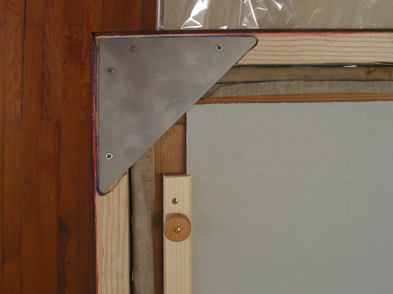 R�ckseitenschutz aus s�urefreiem Wellkarton. Wandabstandshalter aus Buchenrundholz